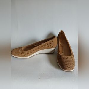 Naturalizer Tan Perforated 2" Wedge Heel Faux Leather Sz8M Shoes Round Toe